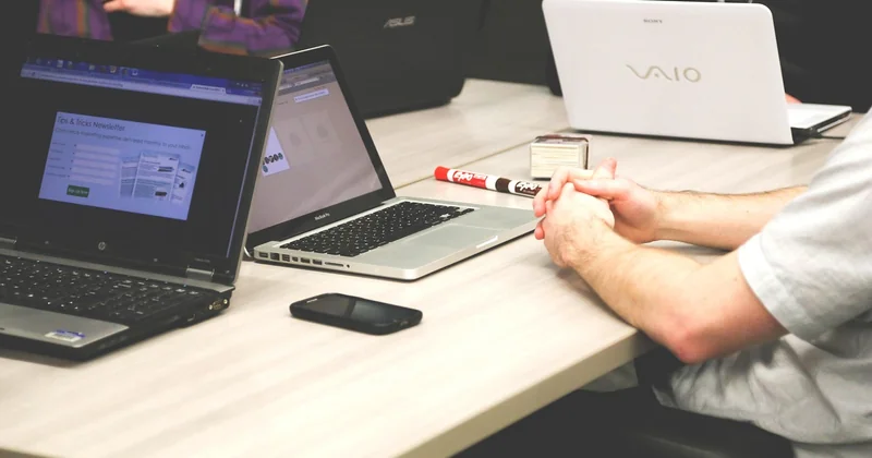 Warm calling et autres alternatives : quand le cold calling ne suffit plus