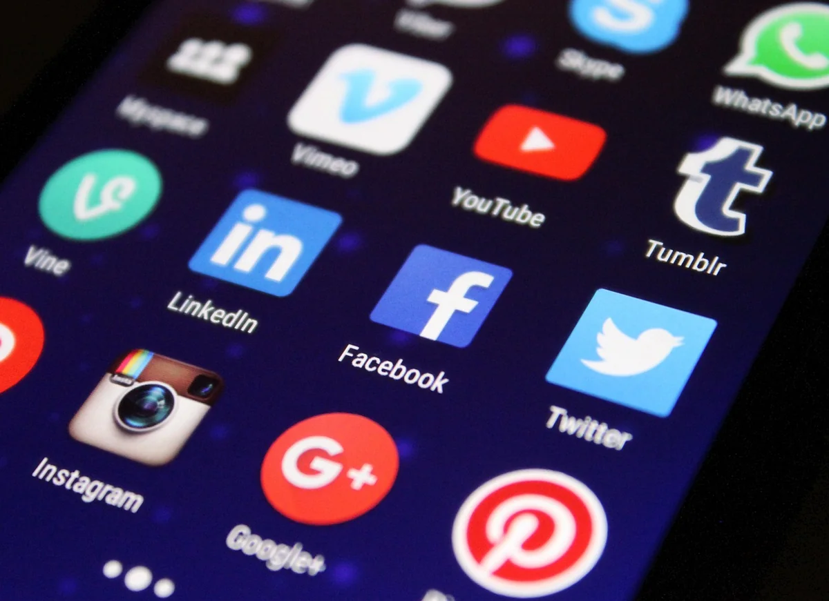 Comment utiliser les réseaux sociaux pour dénicher un emploi temporaire en France ?