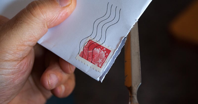 Où mettre le timbre sur une enveloppe : le guide qui évite les erreurs