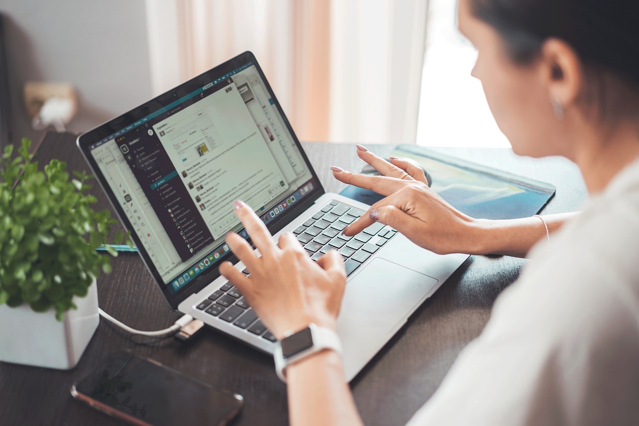 découvrez les avantages et les défis du travail à distance. apprenez comment optimiser votre productivité et maintenir un bon équilibre vie professionnelle-vie personnelle tout en travaillant de chez vous.