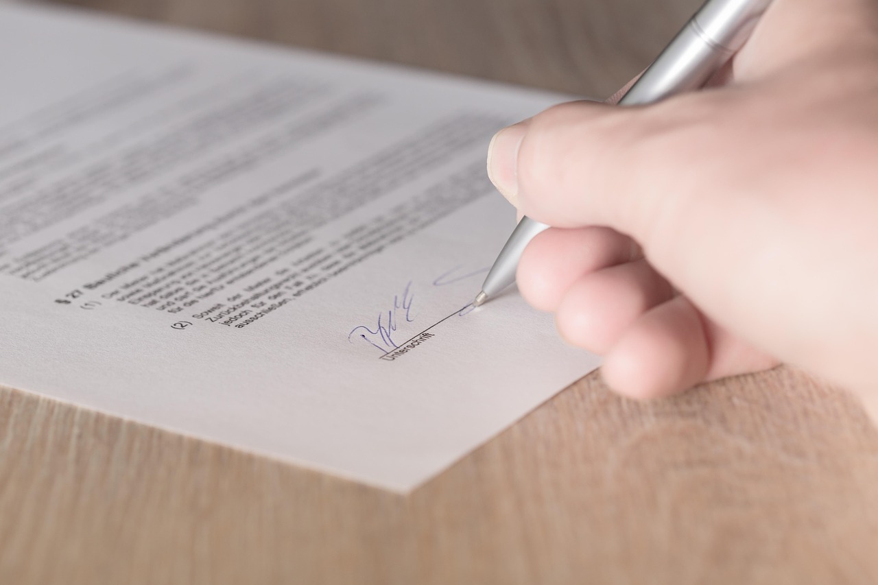 découvrez tout ce que vous devez savoir sur les contrats : définitions, types, conseils pour la rédaction et exemples pratiques. assurez-vous d'être bien informé pour protéger vos droits et obligations dans vos accords juridiques.